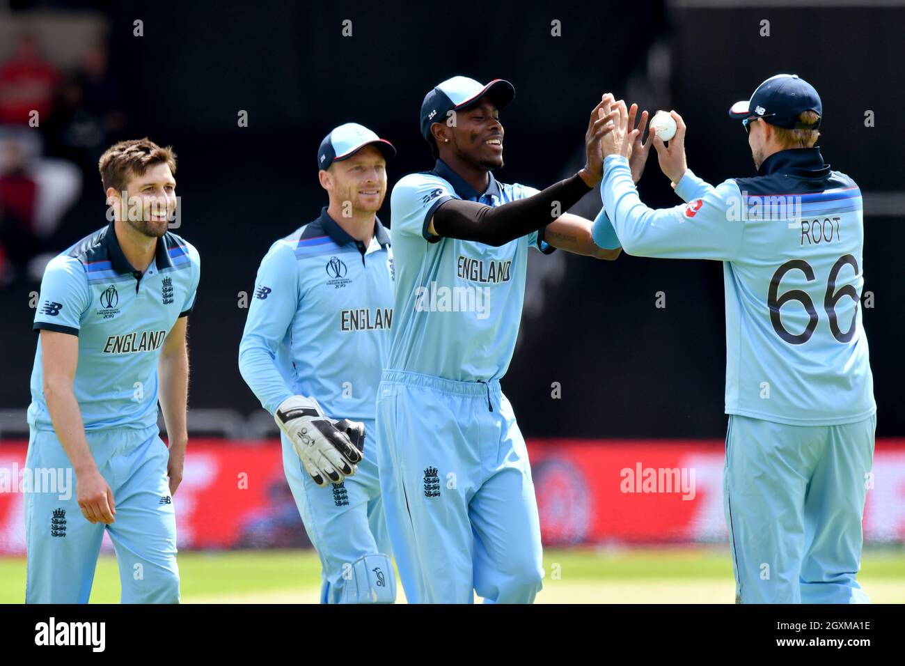 Mark Wood, en Angleterre, célèbre le cricket de Isuru Udana au Sri Lanka avec Jofra Archer en Angleterre, Jos Buttler en Angleterre et Joe Root en Angleterre (à droite) Banque D'Images