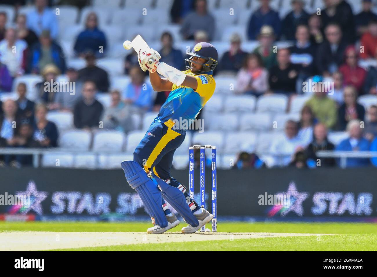 Avishka Fernando au Sri Lanka est pris à la frontière par Adil Rashid en Angleterre Banque D'Images