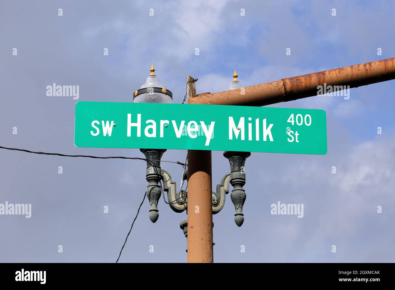 Signalisation pour SW Harvey Milk St dans le centre-ville de Portland, Oregon. Dans un ciel nuageux. Banque D'Images