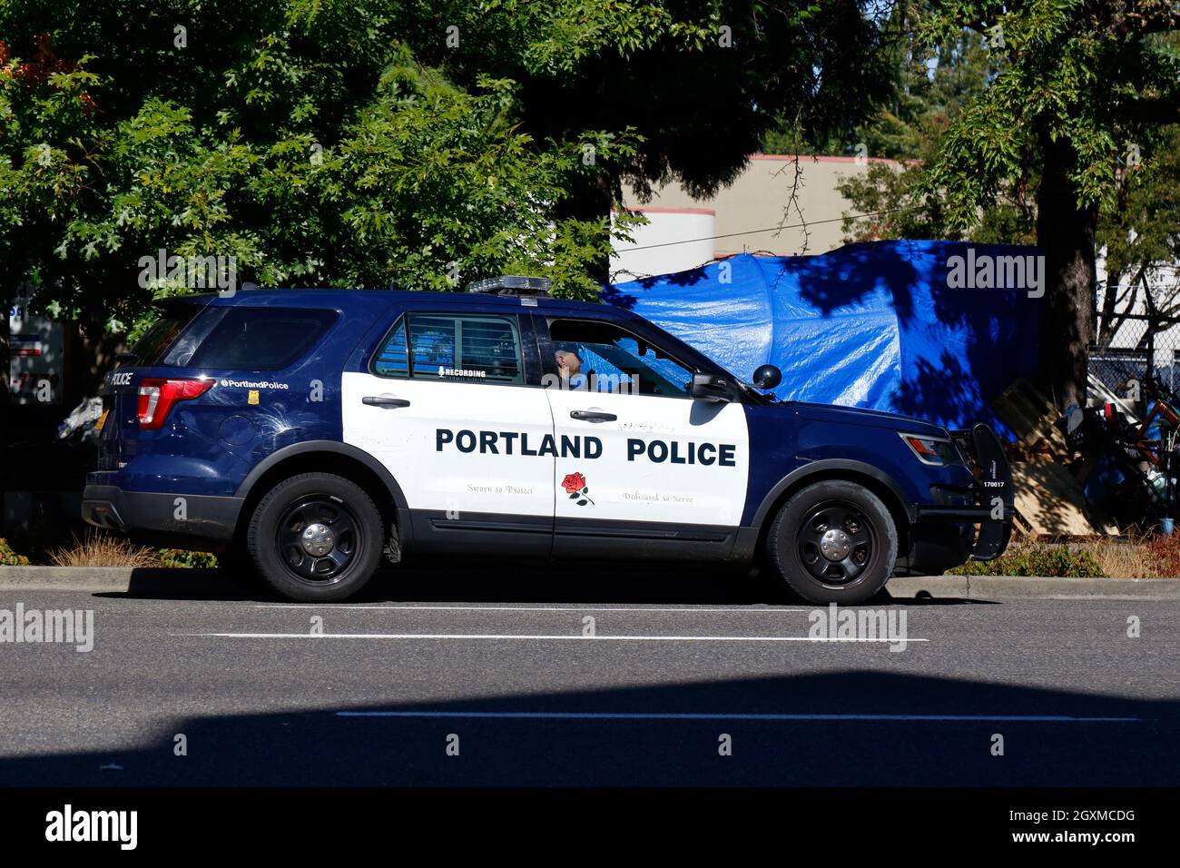 Une voiture de police de Portland s'est arrêtée sur le côté d'une route, Portland, Oregon. Banque D'Images