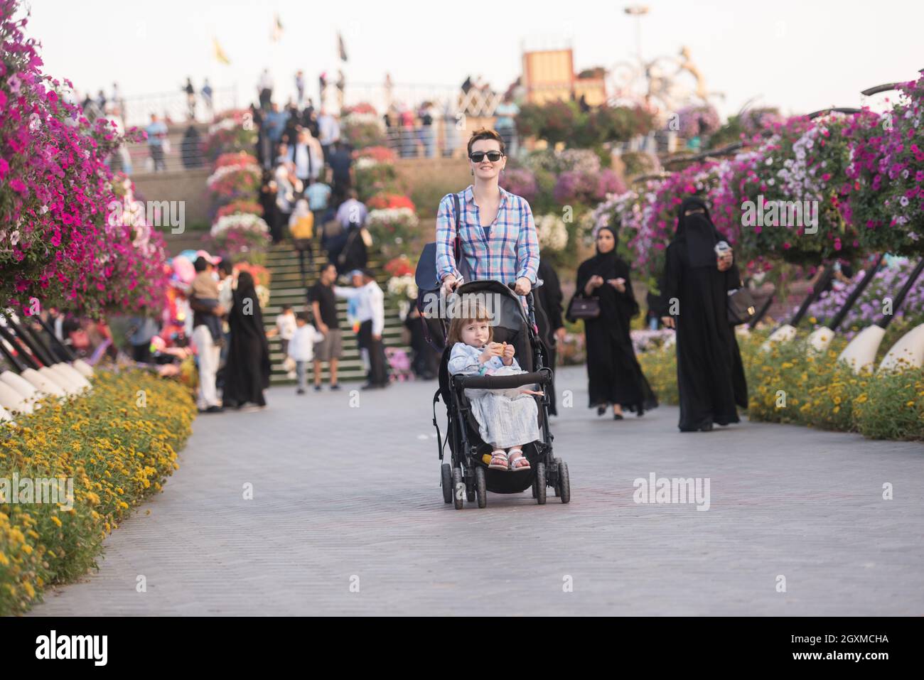 Jeune Mere Et Mignon Petite Fille Dans Une Poussette De Bebe Beneficiant D Une Tres Belle Journee Dans Le Jardin De Fleurs Photo Stock Alamy