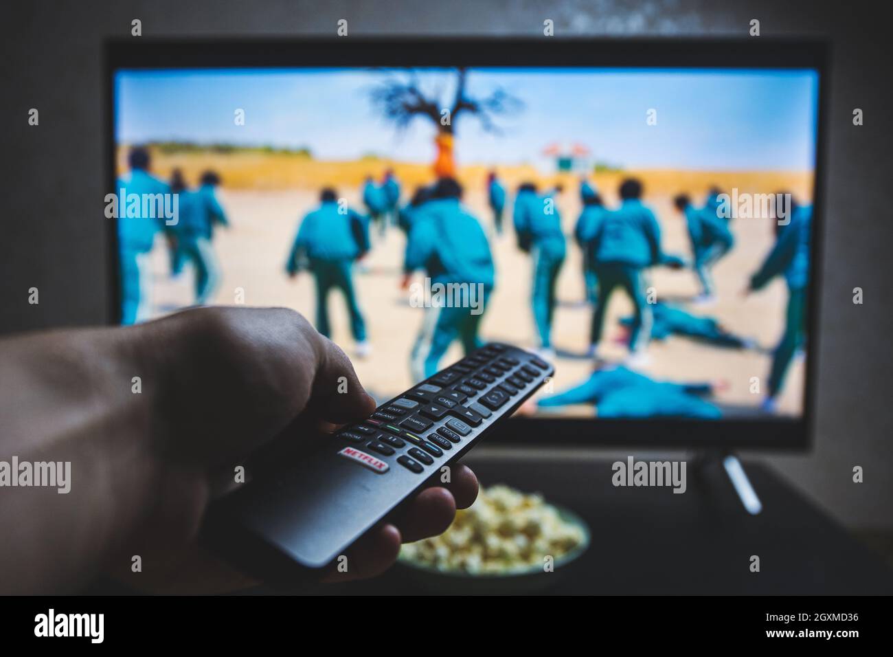Regarder un match de Squid à la télévision. Squid jeu est une série de télévision dramatique de survie sud-coréenne en streaming sur Netflix Banque D'Images