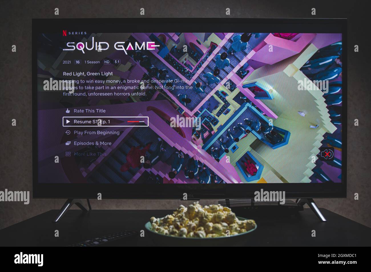 Regarder un match de Squid à la télévision. Squid jeu est une série de télévision dramatique de survie sud-coréenne en streaming sur Netflix Banque D'Images