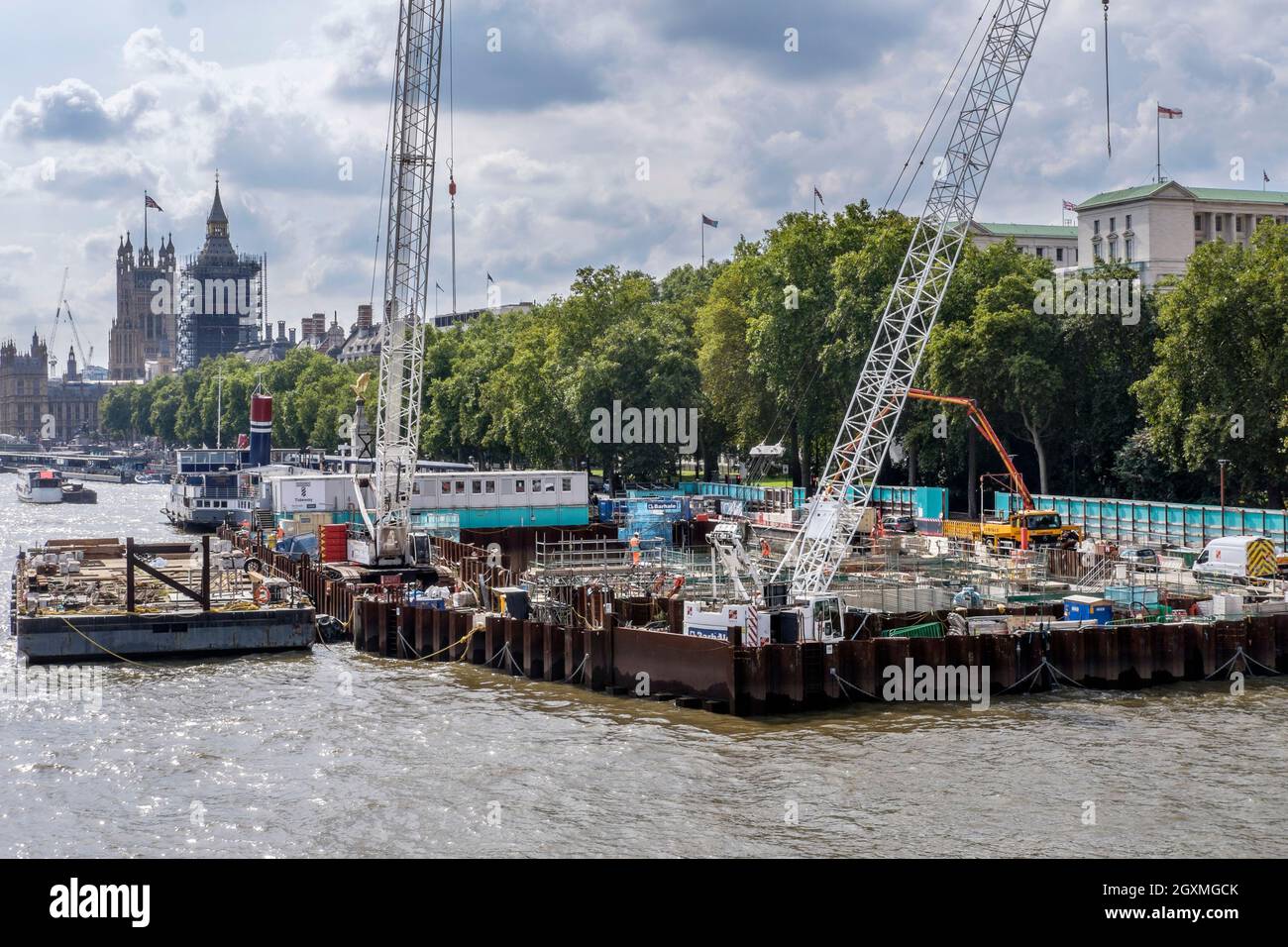 Le cycliste passe devant le site de construction du London Super Sewer sous la Tamise à Victoria Embankment, Londres, Royaume-Uni Banque D'Images