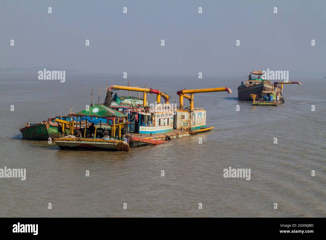 RUPSA, BANGLADESH - le 13 NOVEMBRE 2016 : dragues d'extraction de sable sur la rivière Rupsa, Bangladesh Banque D'Images