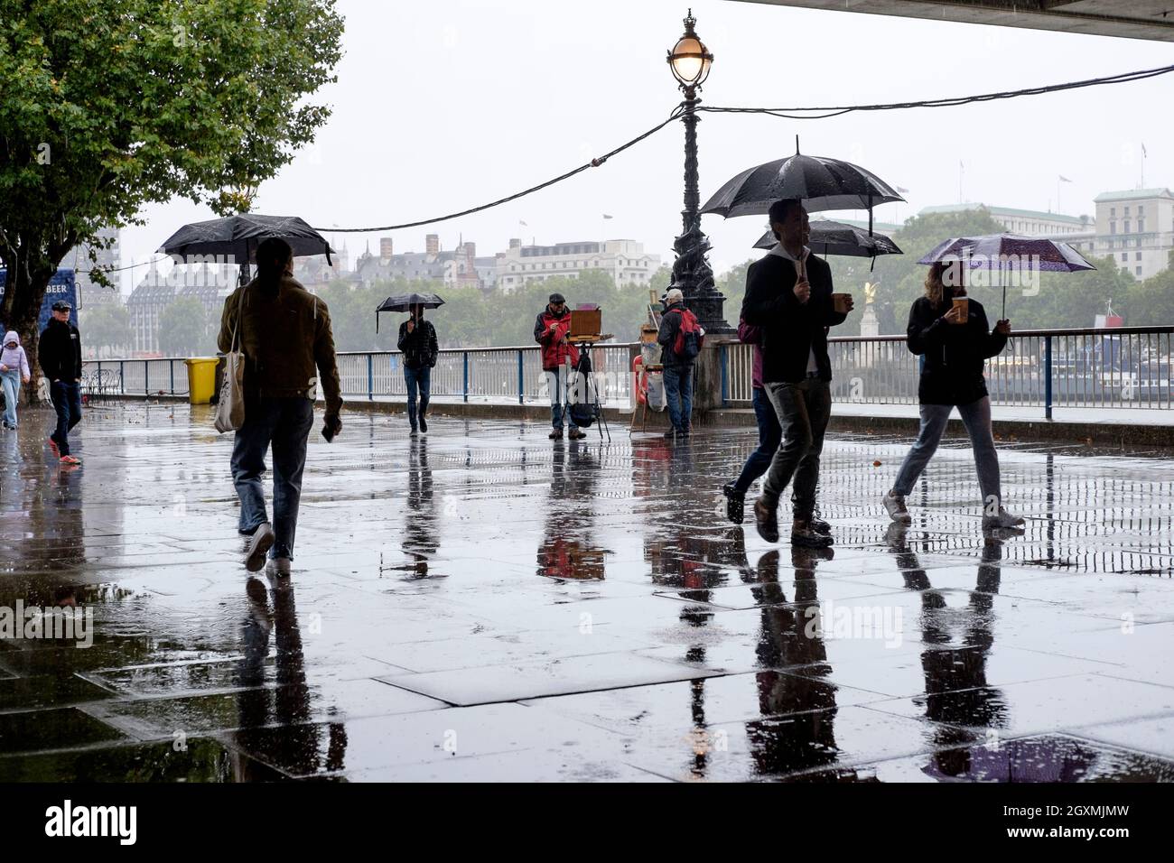 Les piétons de Londres marchant dans le déluge de pluie. Banque D'Images