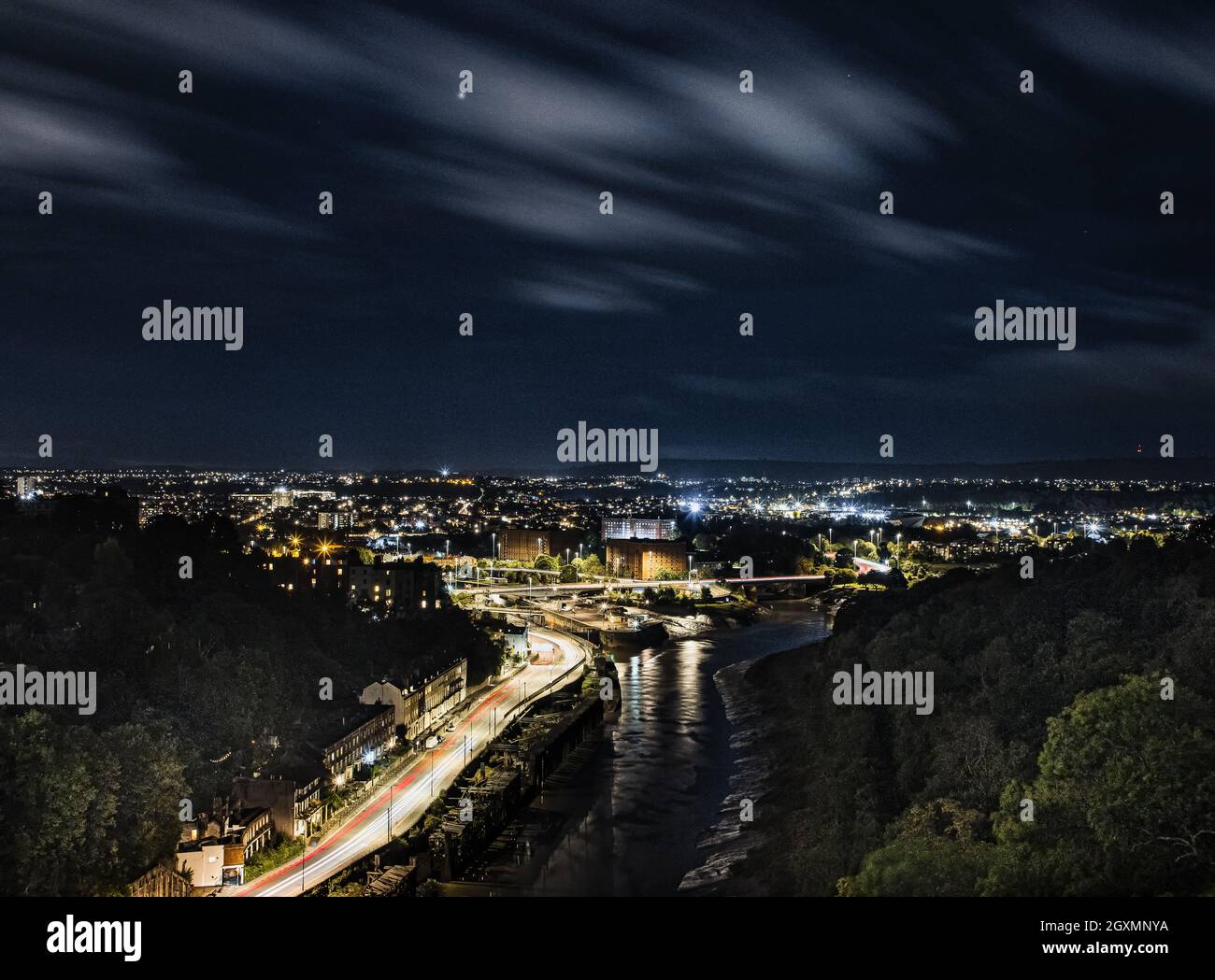 Des feux de circulation passent à Bristol la nuit depuis le pont suspendu de Clifton. Banque D'Images