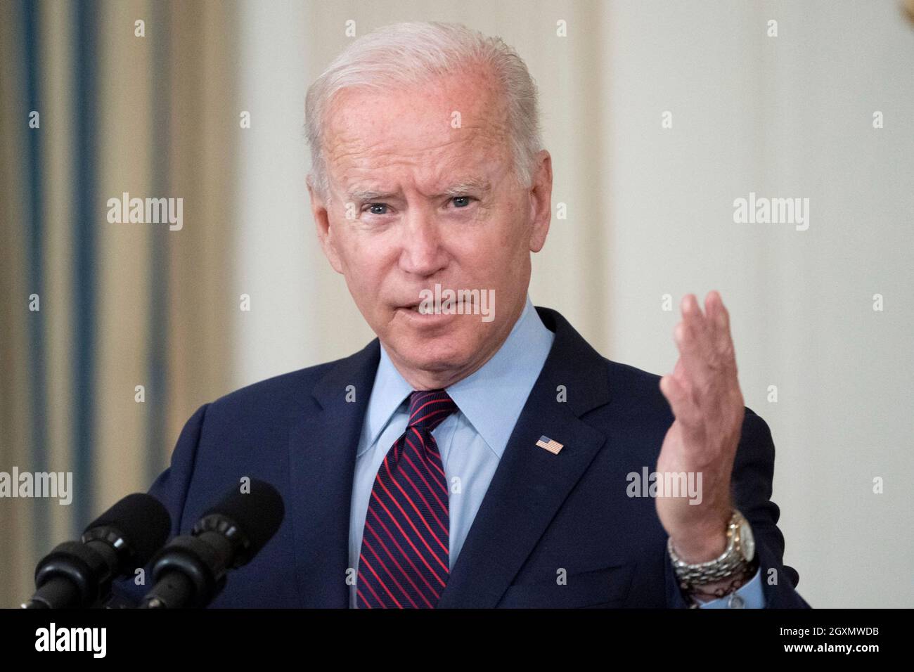 Washington, États-Unis d'Amérique. 04e octobre 2021. Washington, États-Unis d'Amérique. 04 octobre 2021. Le président américain Joe Biden a prononcé des remarques sur le plafond de la dette lors d'un événement dans la salle à manger de l'État de la Maison Blanche le 4 octobre 2021 à Washington, DC Biden a critiqué les Républicains pour leur opposition aux efforts visant à augmenter le plafond de la dette, un événement traditionnellement bipartisan. Crédit : Erin Scott/White House photo/Alay Live News Banque D'Images