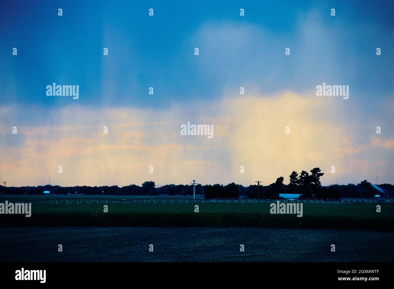 Jour de pluie dans les terres agricoles Banque D'Images