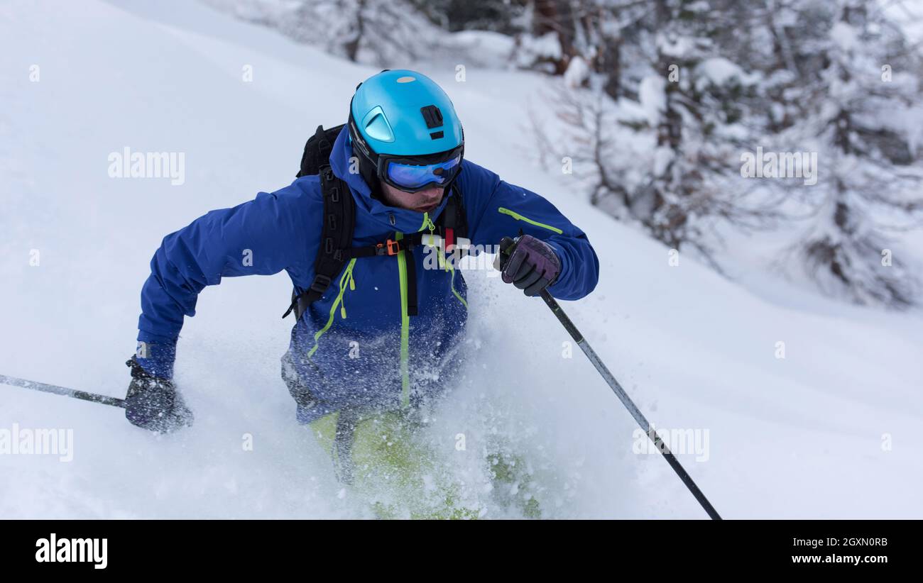Freeride ski skieur extrême sur la neige poudreuse dans la descente de la  forêt à la saison d'hiver Photo Stock - Alamy