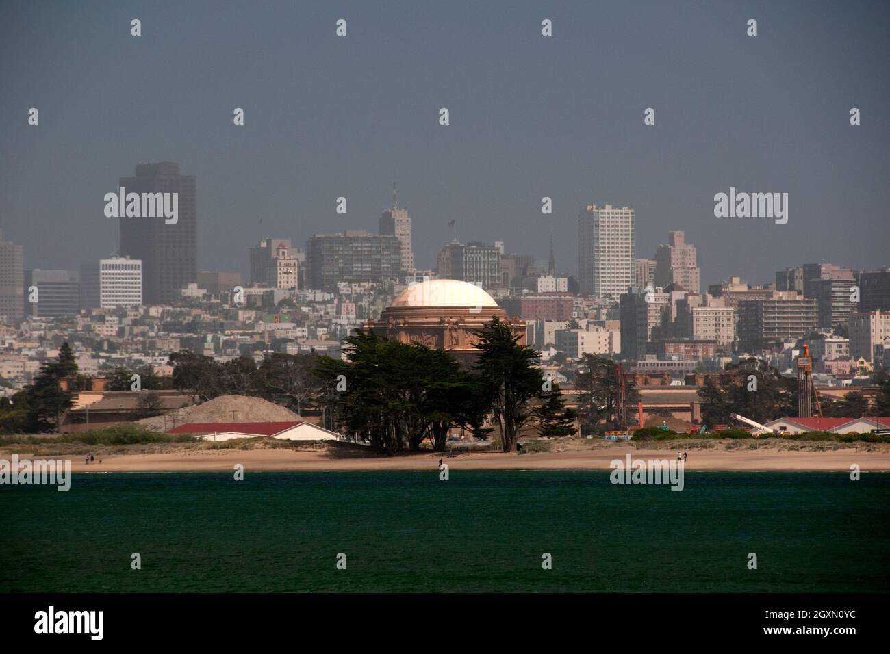Vue sur le dôme du Palais des Beaux-Arts depuis la plage Crissy Field East Beach, San Francisco, Californie, États-Unis Banque D'Images