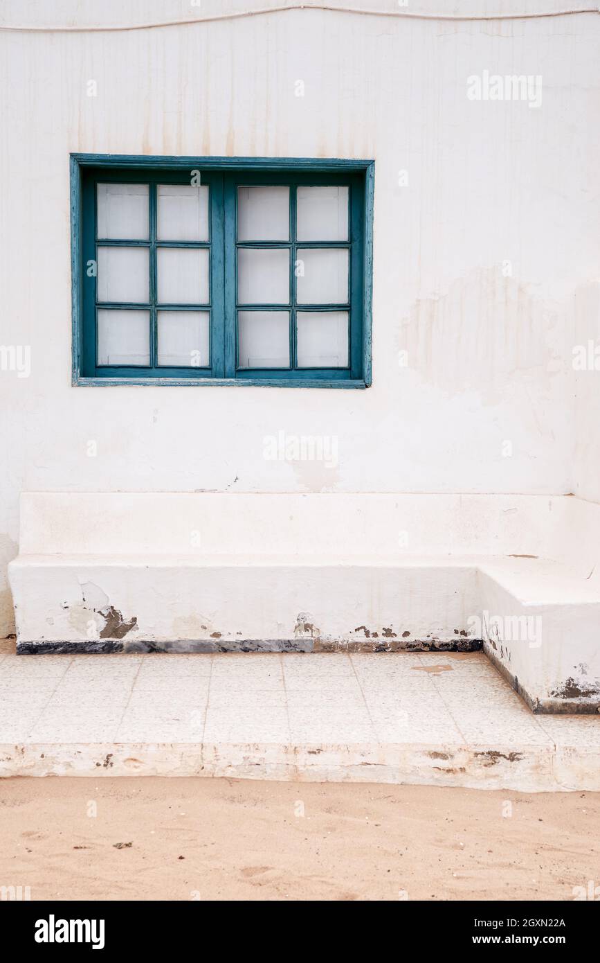Maison sur l'île de la Graciosa avec une façade typique de Lanzarote - blanchie à la chaux avec un cadre bleu Banque D'Images