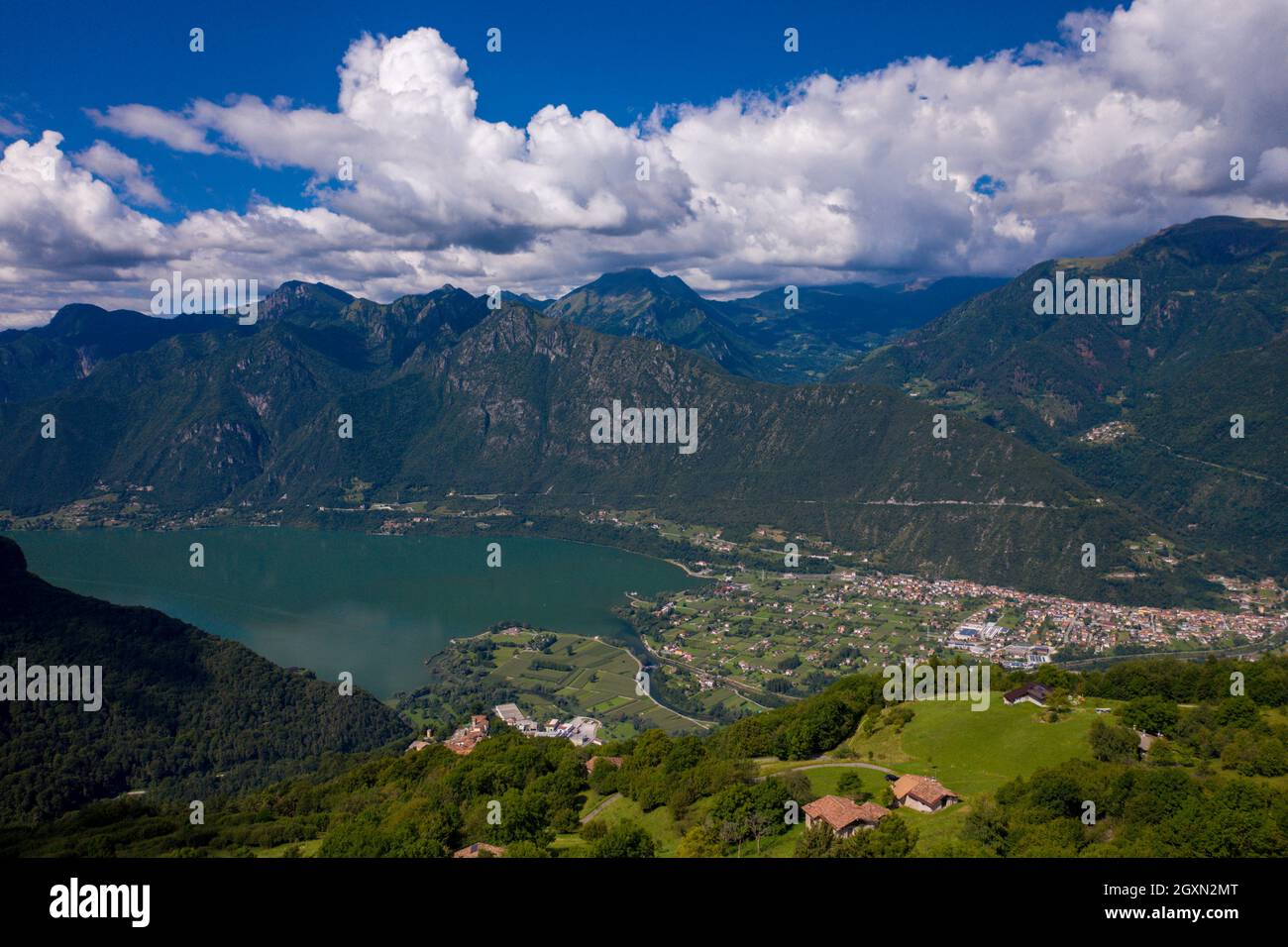 Vue sur la partie nord du lac Idro avec le fleuve Chiese affluent, dans les municipalités de Ponte Caffaro, Brescia, Italie Banque D'Images