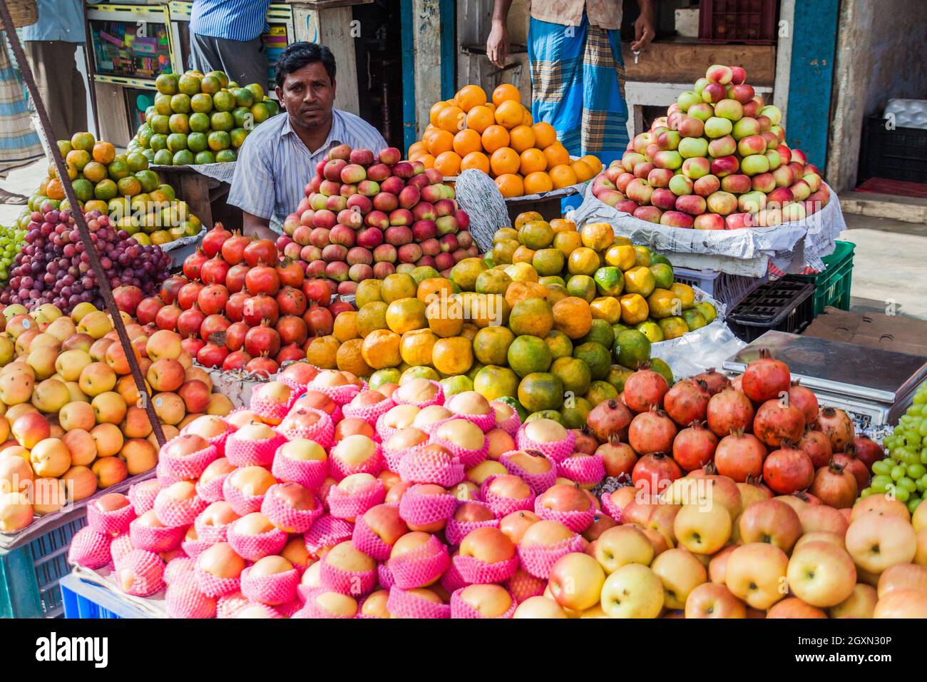 BOGRA, BANGLADESH - 7 NOVEMBRE 2016 : vendeur de fruits à Bogra, Bangladesh Banque D'Images