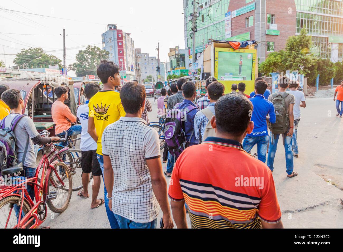 RAJSHAHI, BANGLADESH - 9 NOVEMBRE 2016 : les gens regardent un match de cricket dans une rue de Rajshahi, au Bangladesh Banque D'Images