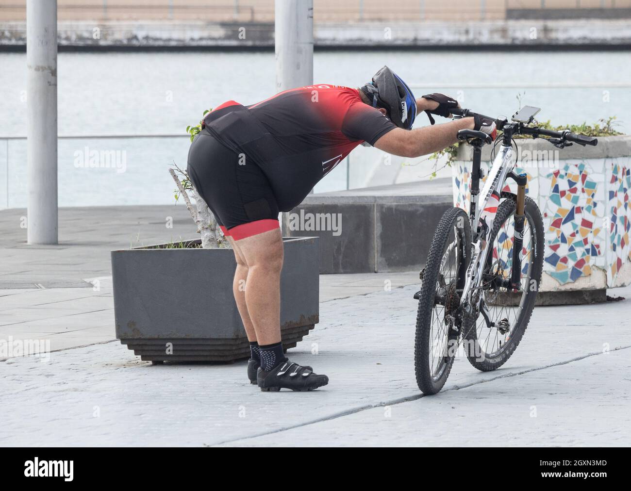 Homme d'âge moyen en surpoids, cycliste, portant du lycra. MAMIL ( homme d'âge moyen en lycra ). Banque D'Images