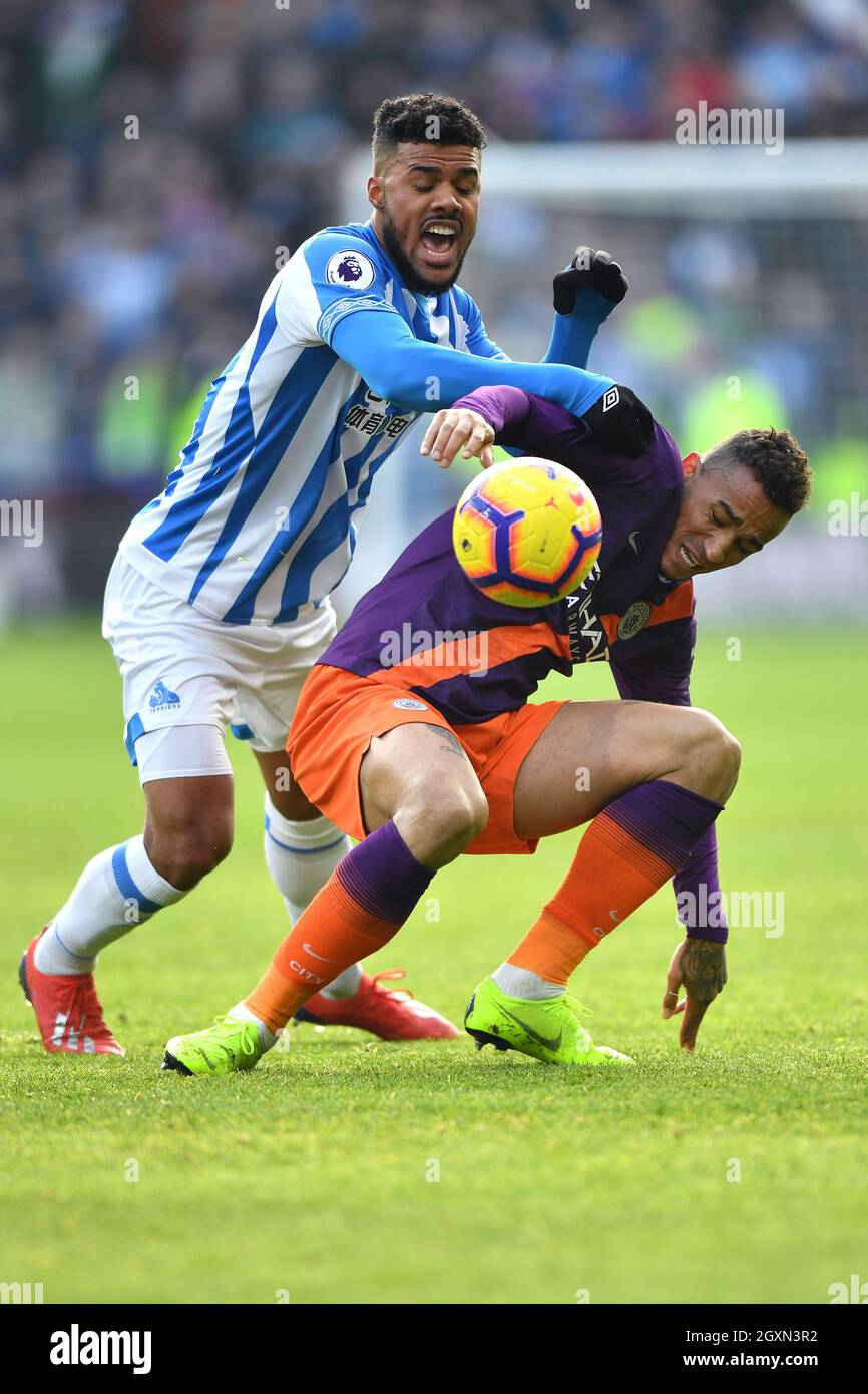 La bataille de Danilo à Manchester City et Elias Kachunga à Huddersfield Town pour le ballon Banque D'Images