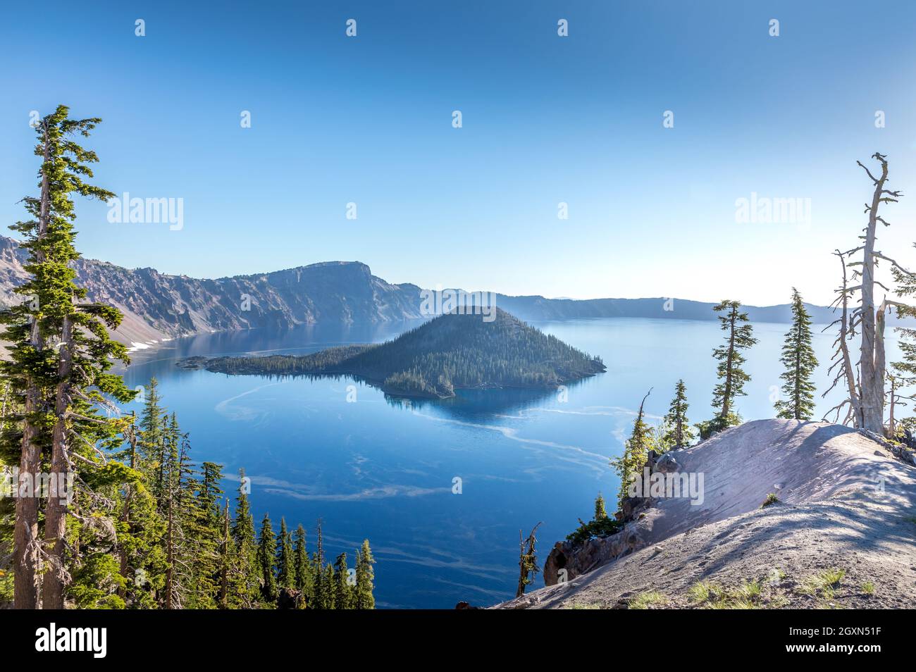 Wizard Island dans le lac Crater, parc national de Crater Lake, Oregon Banque D'Images