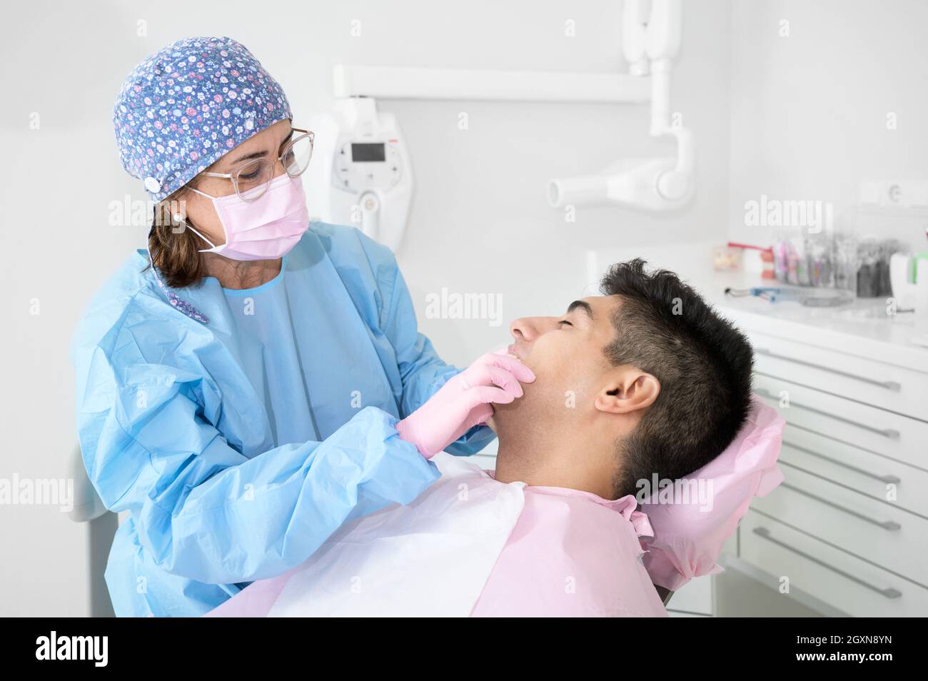 Dentiste femme soigne patient Banque de photographies et d’images à haute résolution Alamy