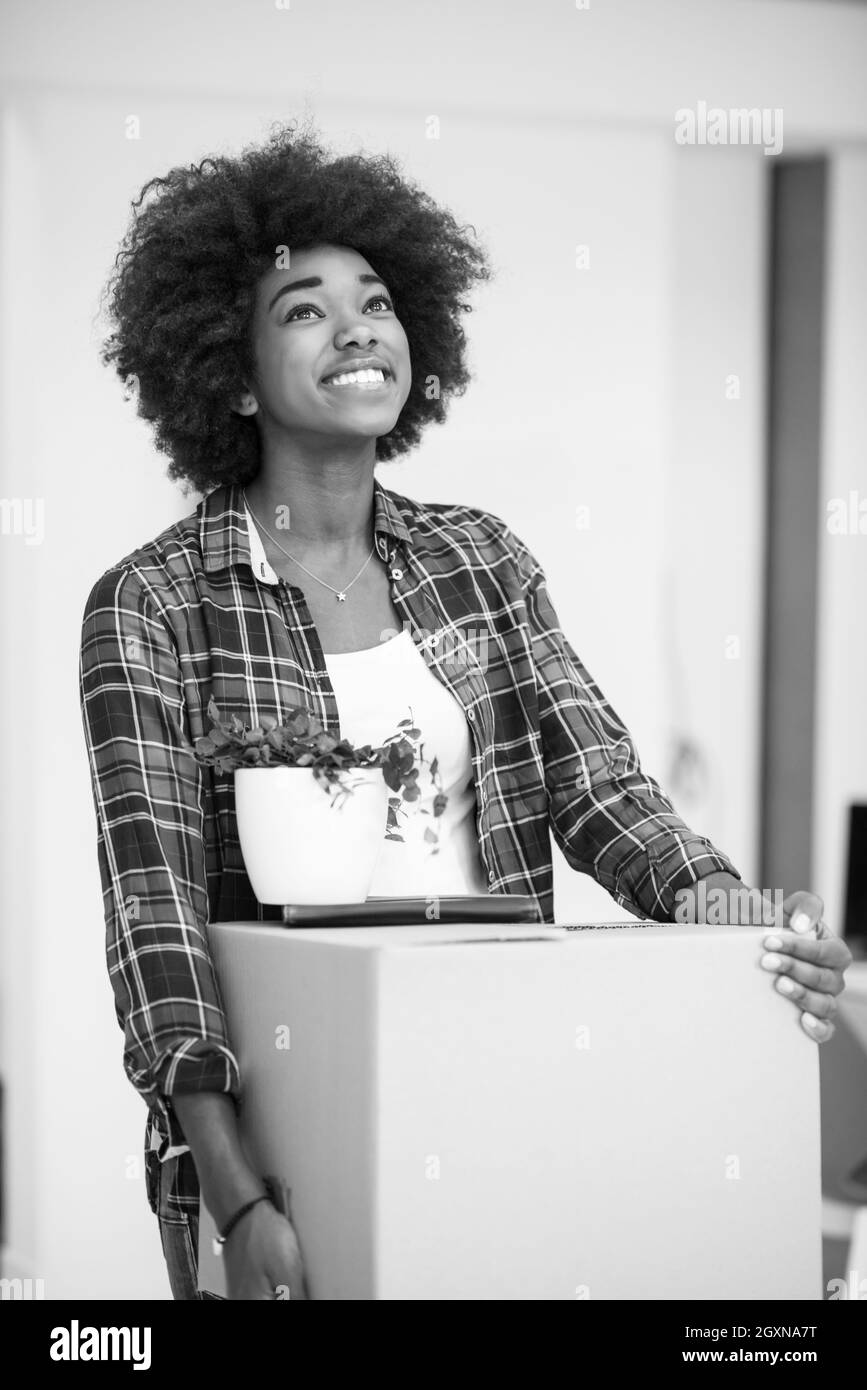 Belle African American girl déménagement dans le nouvel appartement Banque D'Images