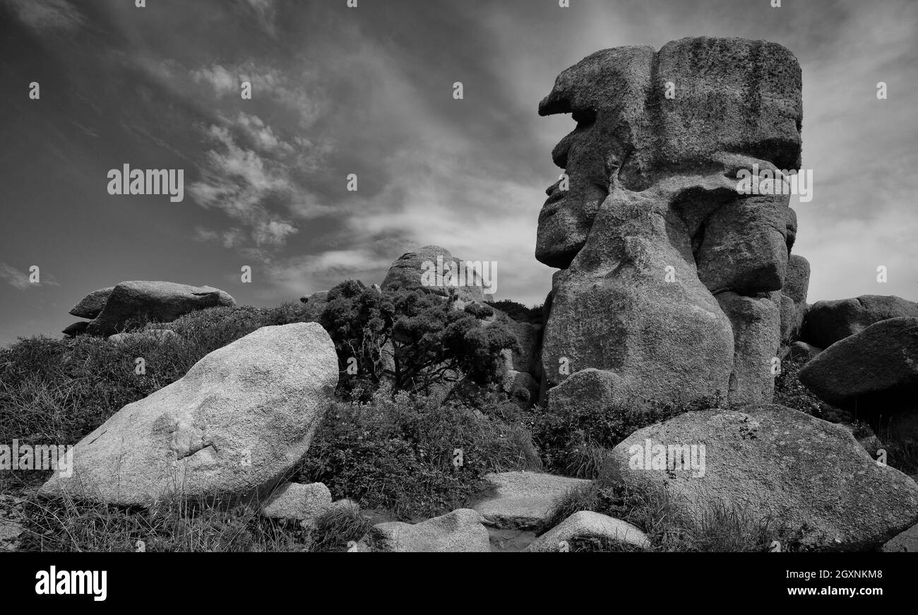 Côte rocheuse le long du Sentier des douaniers, sentier des douanes GR 34, formation rocheuse le pere Trebeurden, Côte de granit Rose, Côtes d'Armor, Bretagne Banque D'Images