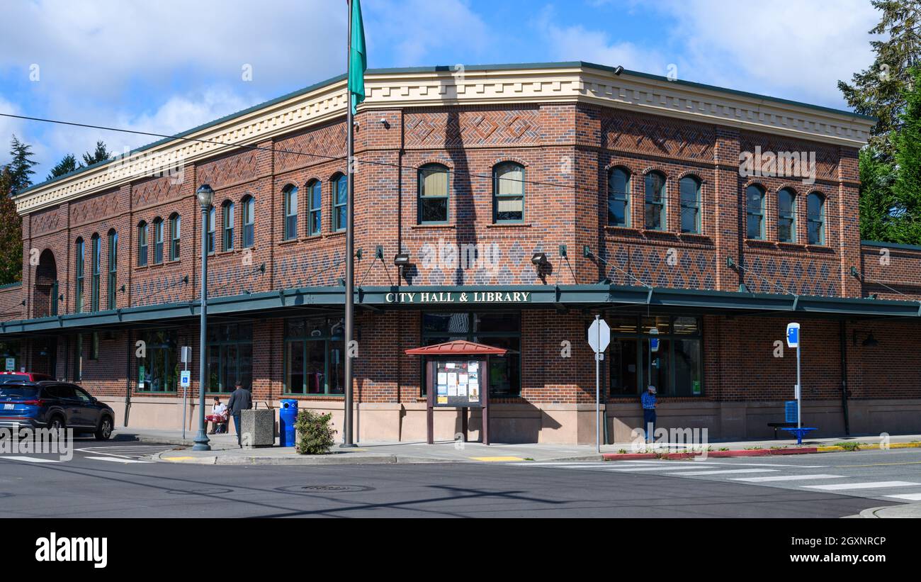 Sultan, WA, États-Unis - 01 octobre 2021; hôtel de ville et édifice de la bibliothèque à Sultan. Les murs sont en brique avec un design. L'établissement se trouve à un carrefour du centre-ville. Banque D'Images