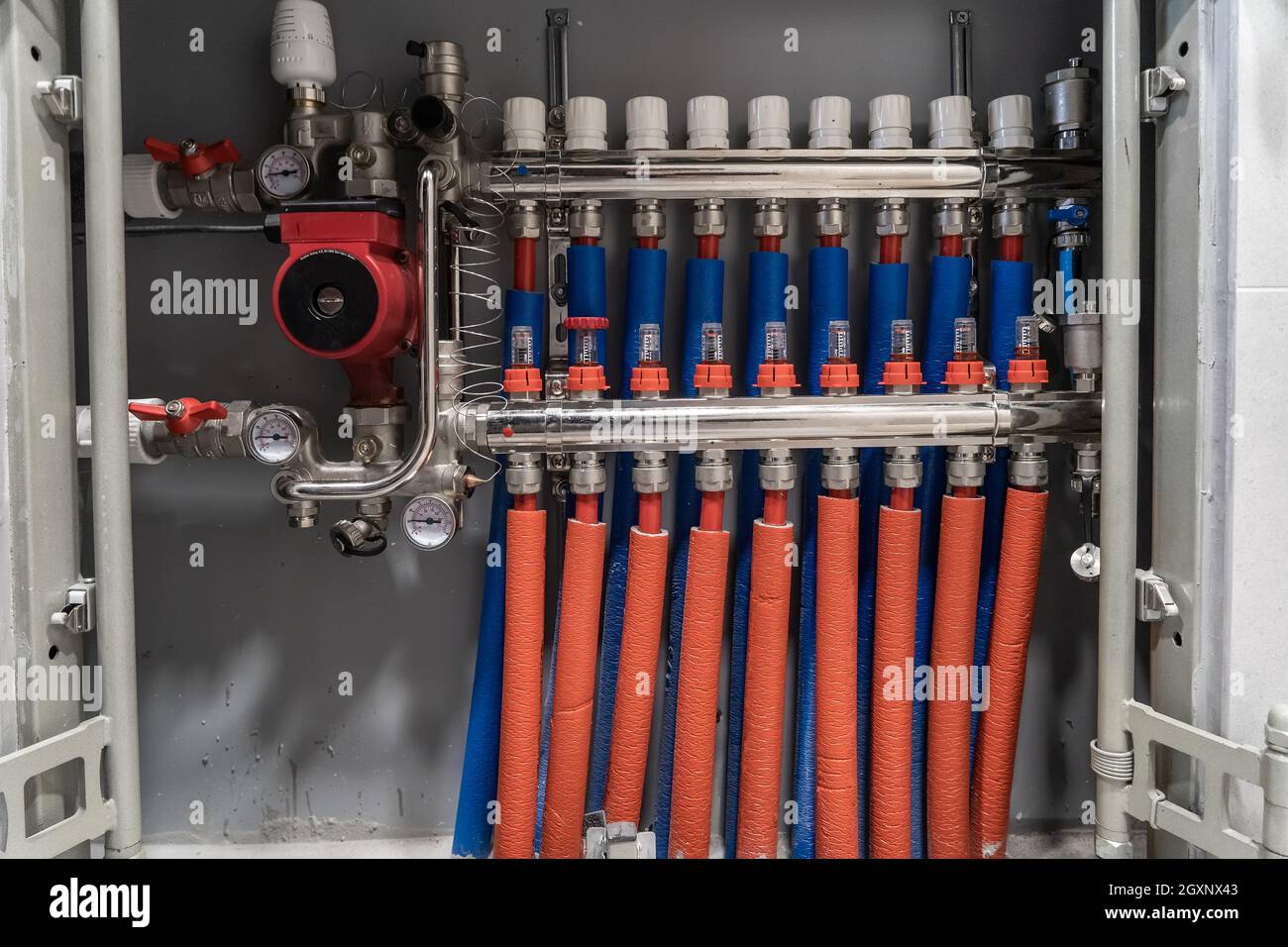 Distribution de tuyaux de chauffage et d'alimentation en eau avec systèmes de commande et d'automatisation dans la chaufferie pour le chauffage et l'arrosage. Banque D'Images