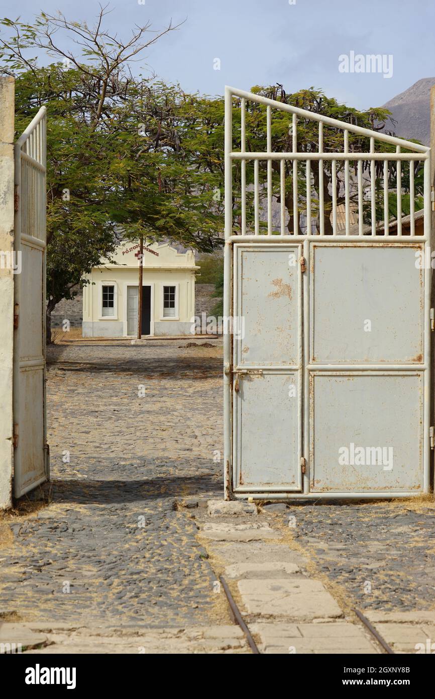 Portail d'entrée, infirmerie, camp de concentration de Tarrafal, île de Santiago, République du Cap-Vert Banque D'Images