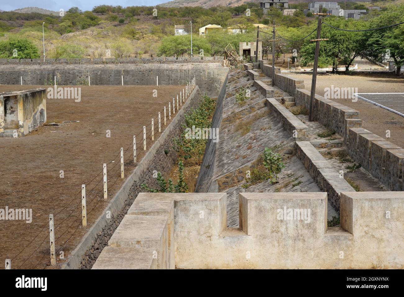 Mur extérieur, camp de concentration de Tarrafal, île de Santiago, République du Cap-Vert Banque D'Images Mur extérieur, camp de concentration de Tarrafal, île de Santiago, République du Cap-Vert Banque D'Images