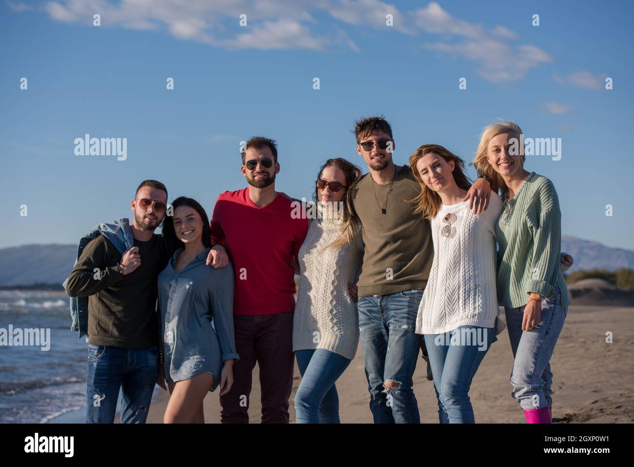 Portrait de groupe des Amis de passer la journée sur une plage au cours de journée d'automne Banque D'Images