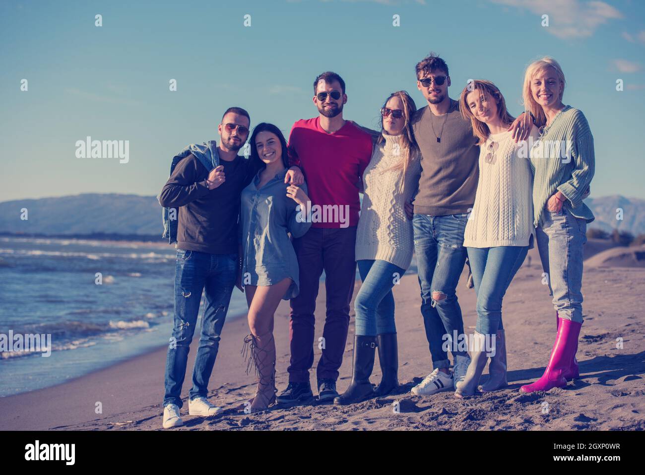 Portrait de groupe des Amis de passer la journée sur une plage au cours de journée d'automne Banque D'Images