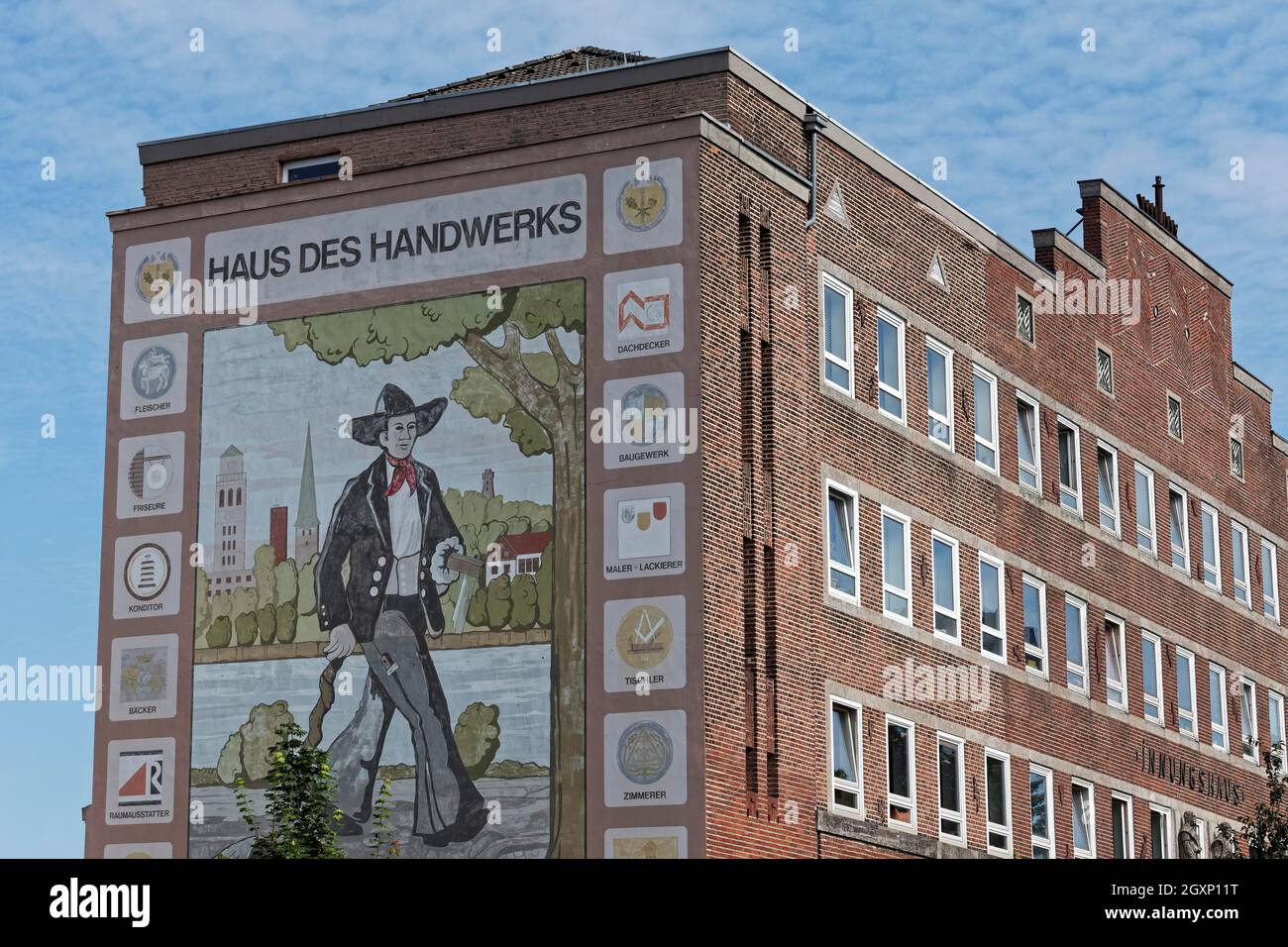 Carpenter en mouvement, sur la route, murale sur la Maison de l'artisanat, symboles de différents métiers, Muelheim an der Ruhr, région de Ruhr, Nord Banque D'Images