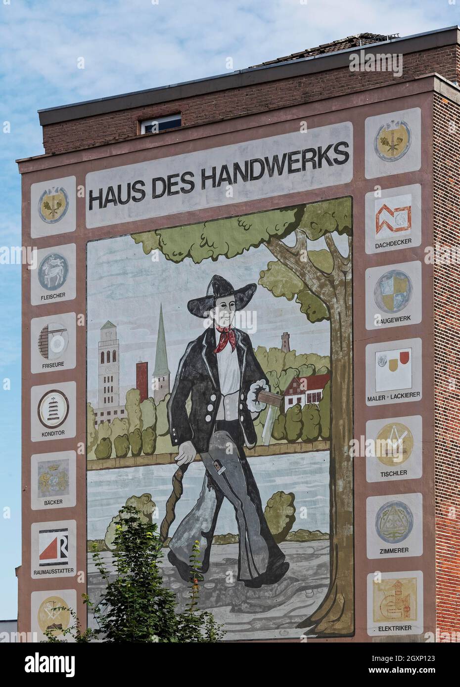 Carpenter en mouvement, sur la route, murale sur la Maison de l'artisanat, symboles de différents métiers, Muelheim an der Ruhr, région de Ruhr, Nord Banque D'Images