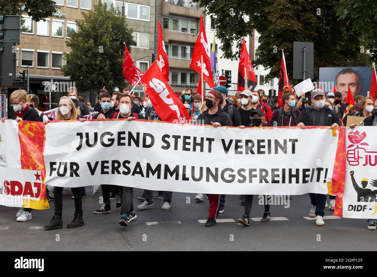 La jeunesse socialiste allemande des travailleurs, SDAJ, manifestant pour la liberté de réunion, bannière et drapeaux, Düsseldorf, Rhénanie-du-Nord-Westphalie, Allemagne Banque D'Images