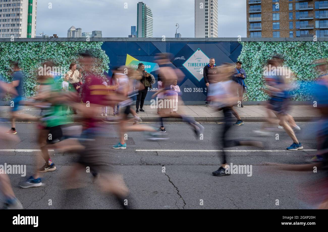 Le London Marathon passe sur la rue Evelyn de Deptford, dans le sud-est de Londres, la marque de 8 miles du parcours de 26.2 miles.Londres, Royaume-Uni. Banque D'Images