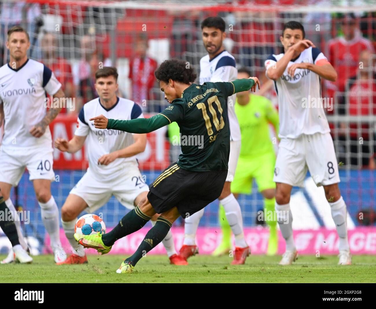 Leroy Sane au coup de pied gratuit, FC Bayern Munich, Allianz Arena, Munich, Bavière,Allemagne Banque D'Images