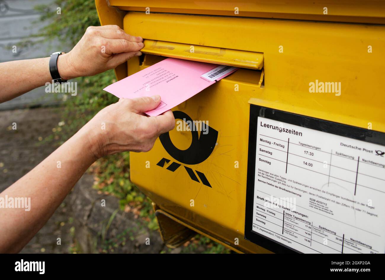 La lettre électorale est mise dans la boîte aux lettres Deutsche Post, élection du Bundestag Allemagne sur 26.09.2021, Allemagne Banque D'Images