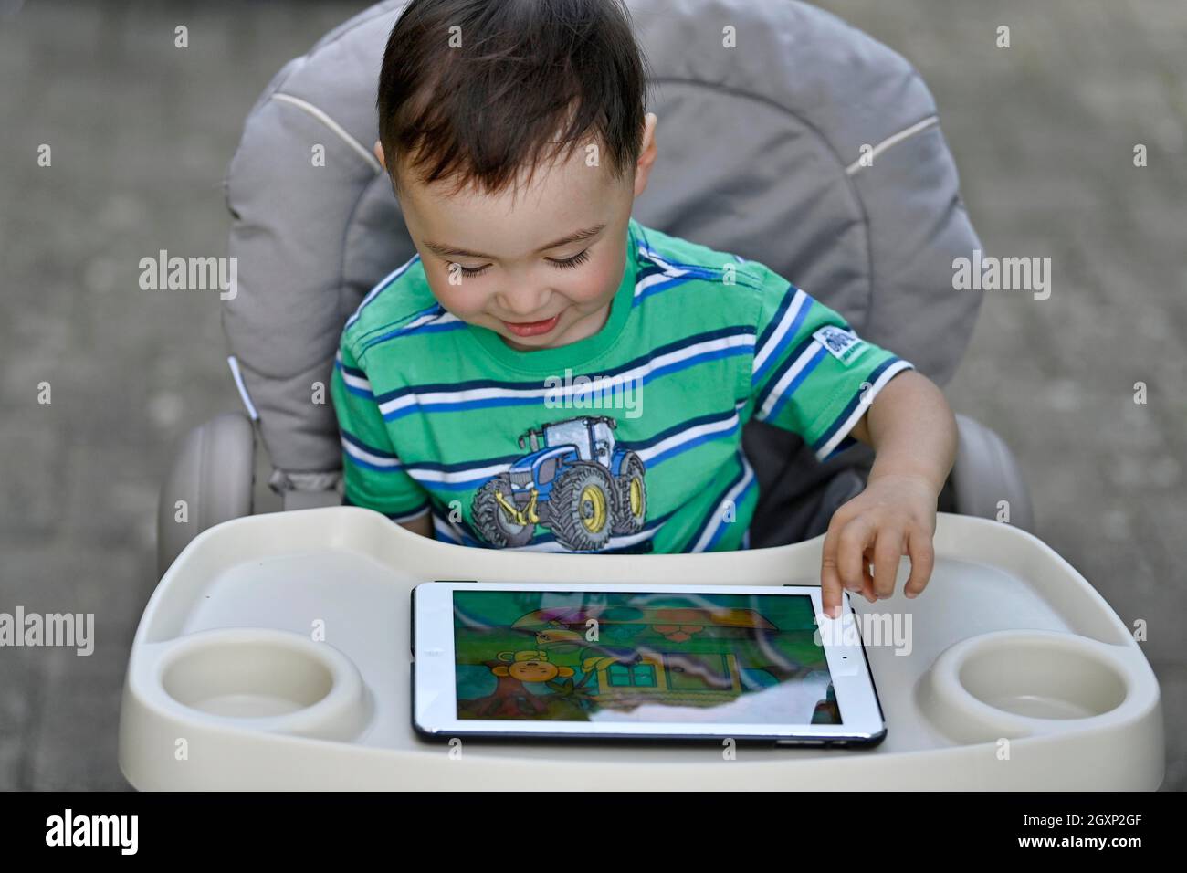 Tout-petit, 2 ans, multiethnique, eurasien, assis en chaise haute et jouant  à un jeu éducatif sur tablette, Stuttgart, Baden-Wuerttemberg, Allemagne  Photo Stock - Alamy