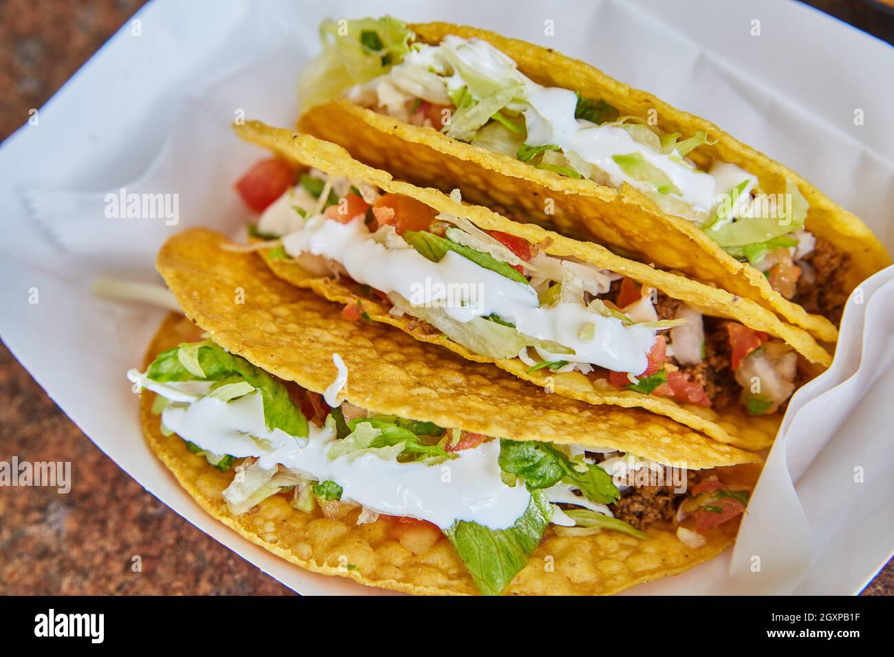 Tacos mexicains en coquille dure avec garnitures suprêmes Banque D'Images