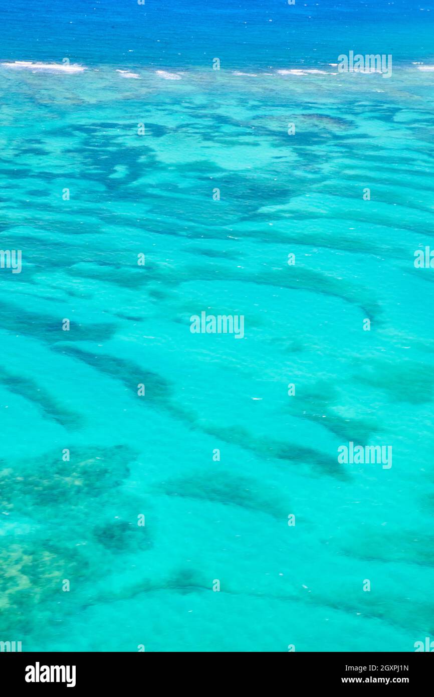 Eaux tropicales de l'océan des caraïbes de bleu sarcelle vif et de cristal clair Banque D'Images