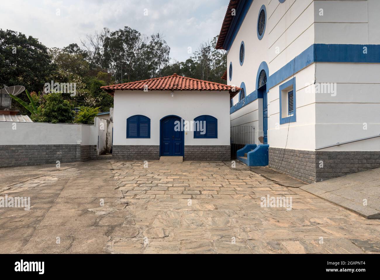 Vue de face de la maison de prist de Sant'Ana de Inconfidencia à Sebollas, Paraiba do Sul, Brésil.L'église à côté a été construite en 1858 et abrite le remn Banque D'Images