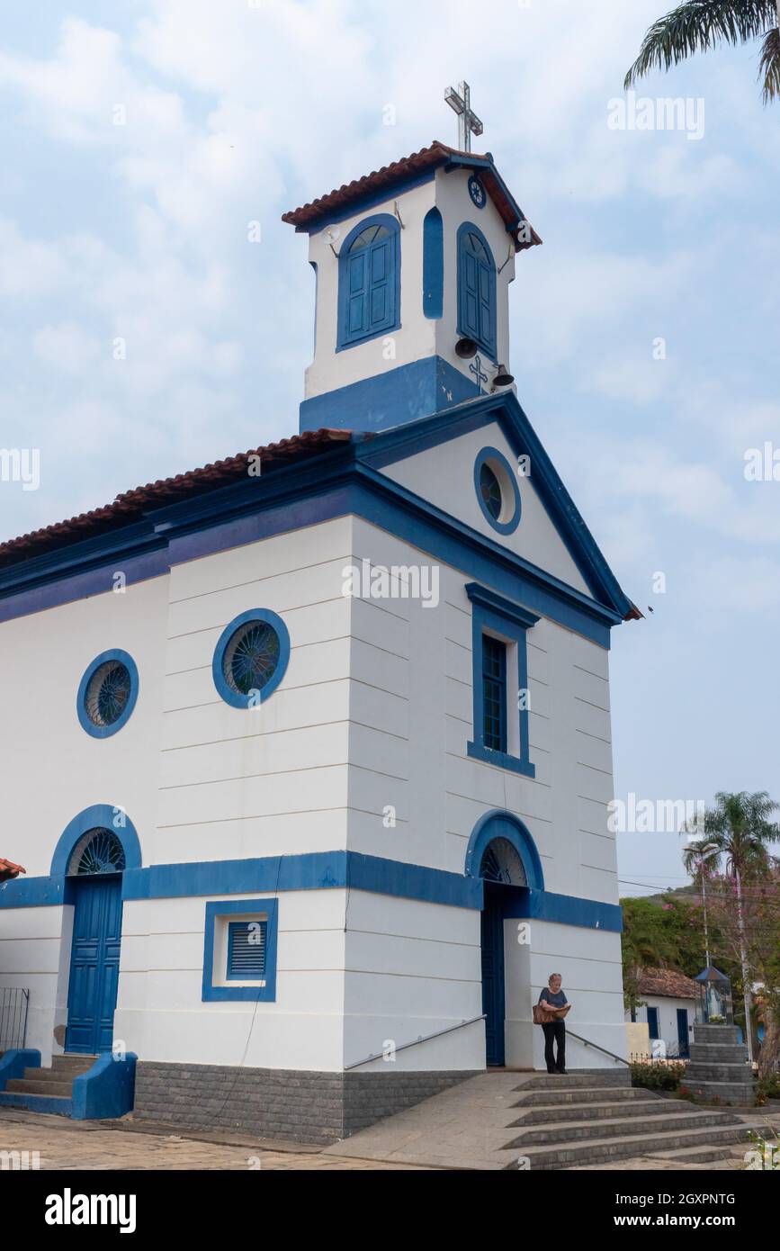 Vue angulaire de la chapelle Sant’Ana de Inconfidencia à Sebollas, Paraiba do Sul, Brésil.Cette église a été construite en 1858 et abrite les vestiges de Joaquim J. Banque D'Images