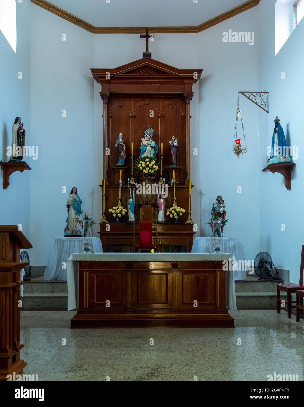 Intérieur de la chapelle Sant’Ana de Inconfidencia à Sebollas, Paraiba do Sul, Brésil.Cette église a été construite en 1858 et abrite les vestiges de Joaquim José Banque D'Images