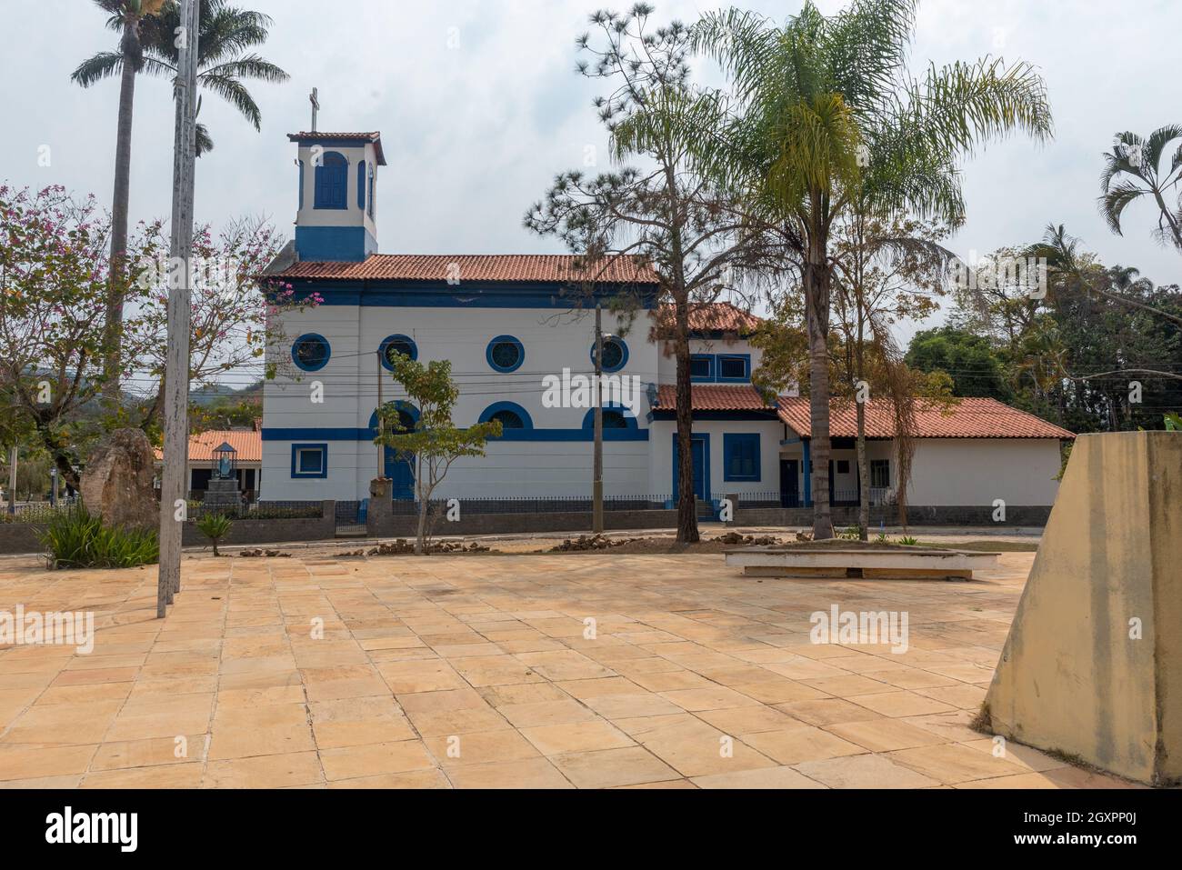 Vue latérale de la chapelle Sant’Ana de Inconfidencia à Sebollas, Paraiba do Sul, Brésil.Cette église a été construite en 1858 et abrite les vestiges de Joaquim J. Banque D'Images