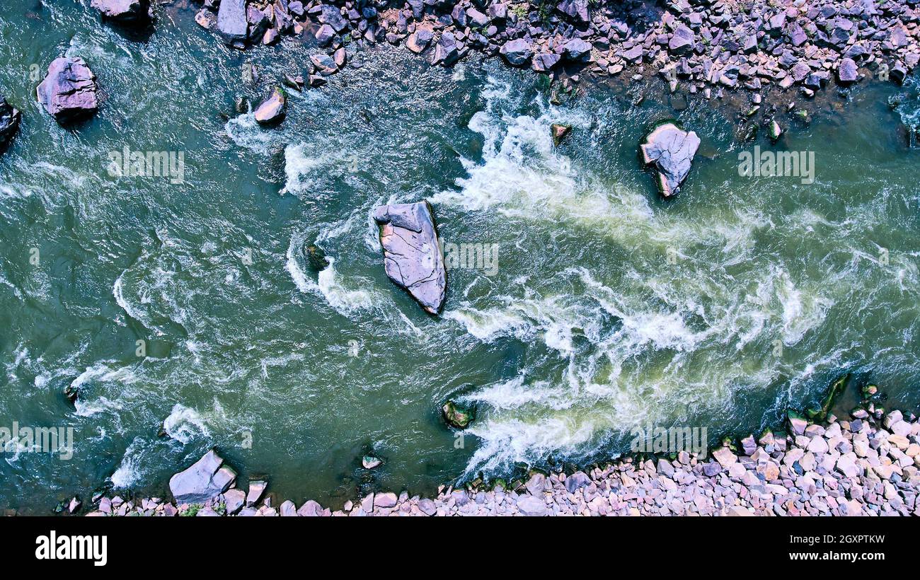 Rivière aérienne en regardant sur les rapides et les rochers Banque D'Images