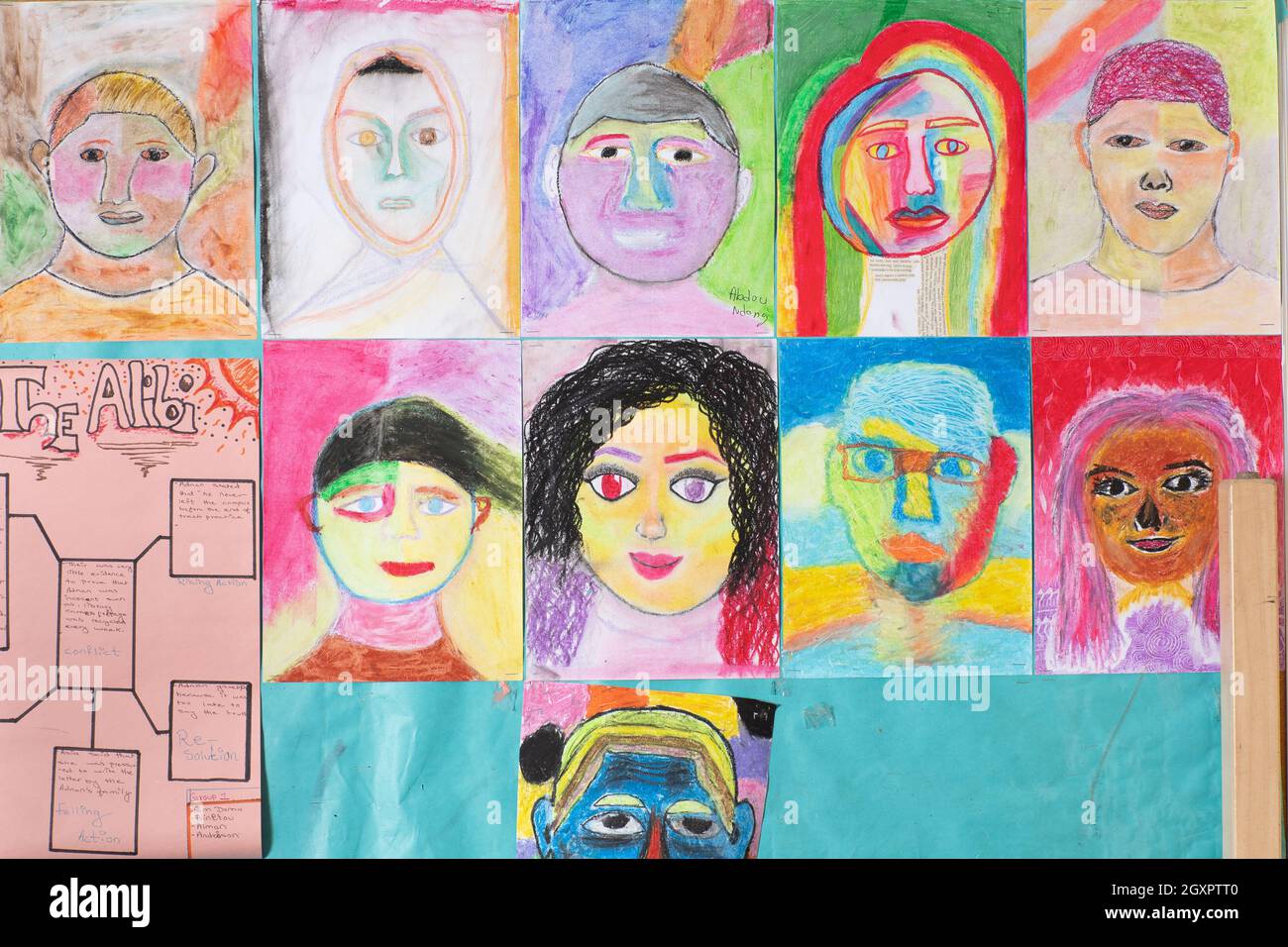 Education High School art travail sur le tableau d'affichage de couloir, autoportraits par les élèves, variété de visages et d'ethnies Banque D'Images