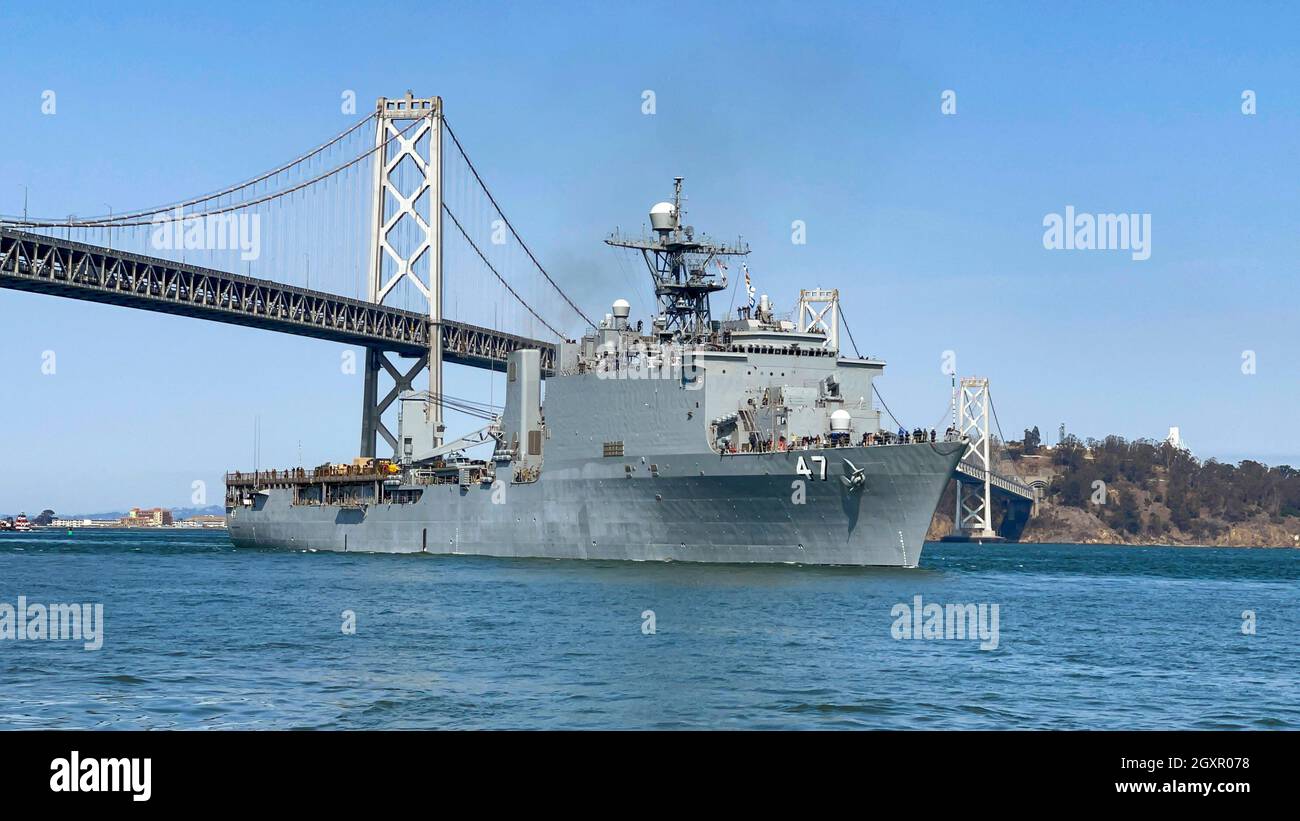 211004-N-LN093-1011 SAN FRANCISCO (OCT 4, 2021) le navire d'atterrissage à quai amphibie de classe Whidbey Island USS Rushmore (LSD 47) traverse sous le pont de la baie de San Francisco-Oakland arrivant à San Francisco à l'appui de la semaine de la flotte de San Francisco (SFFW) 2021. SFFW est l'occasion pour le public américain de rencontrer leurs équipes de la Marine, du corps des Marines et de la Garde côtière et de faire l'expérience des services maritimes de l'Amérique. Au cours de la semaine de la flotte, les membres du service participent à divers événements de service communautaire, présentent des capacités et de l'équipement à la communauté et apprécient l'hospitalité de la ville et de ses environs. (É.-U. Banque D'Images