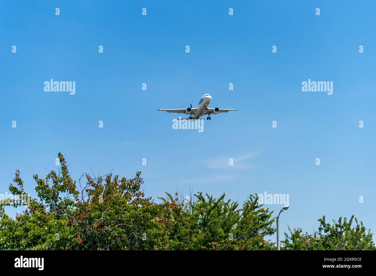 Santa Ana, CA, États-Unis – 16 août 2021 : Alaska Airlines s'approche peu à peu de l'aéroport John Wayne dans le comté d'Orange, en Californie. Banque D'Images