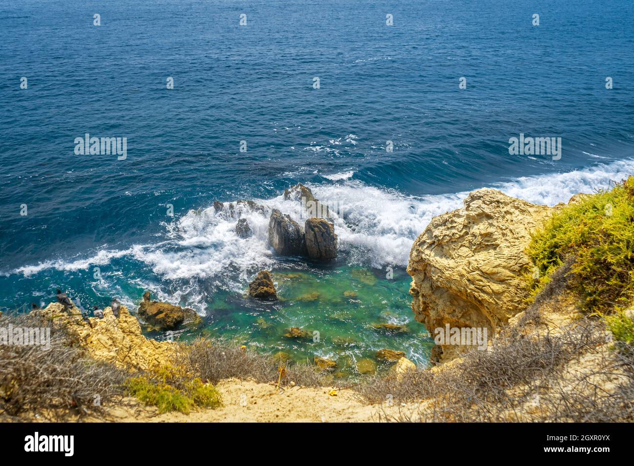 Les vagues se brisent dans la formation rocheuse de Corona Del Mar à Newport Beach, en Californie Banque D'Images Les vagues se brisent dans la formation rocheuse de Corona Del Mar à Newport Beach, en Californie Banque D'Images