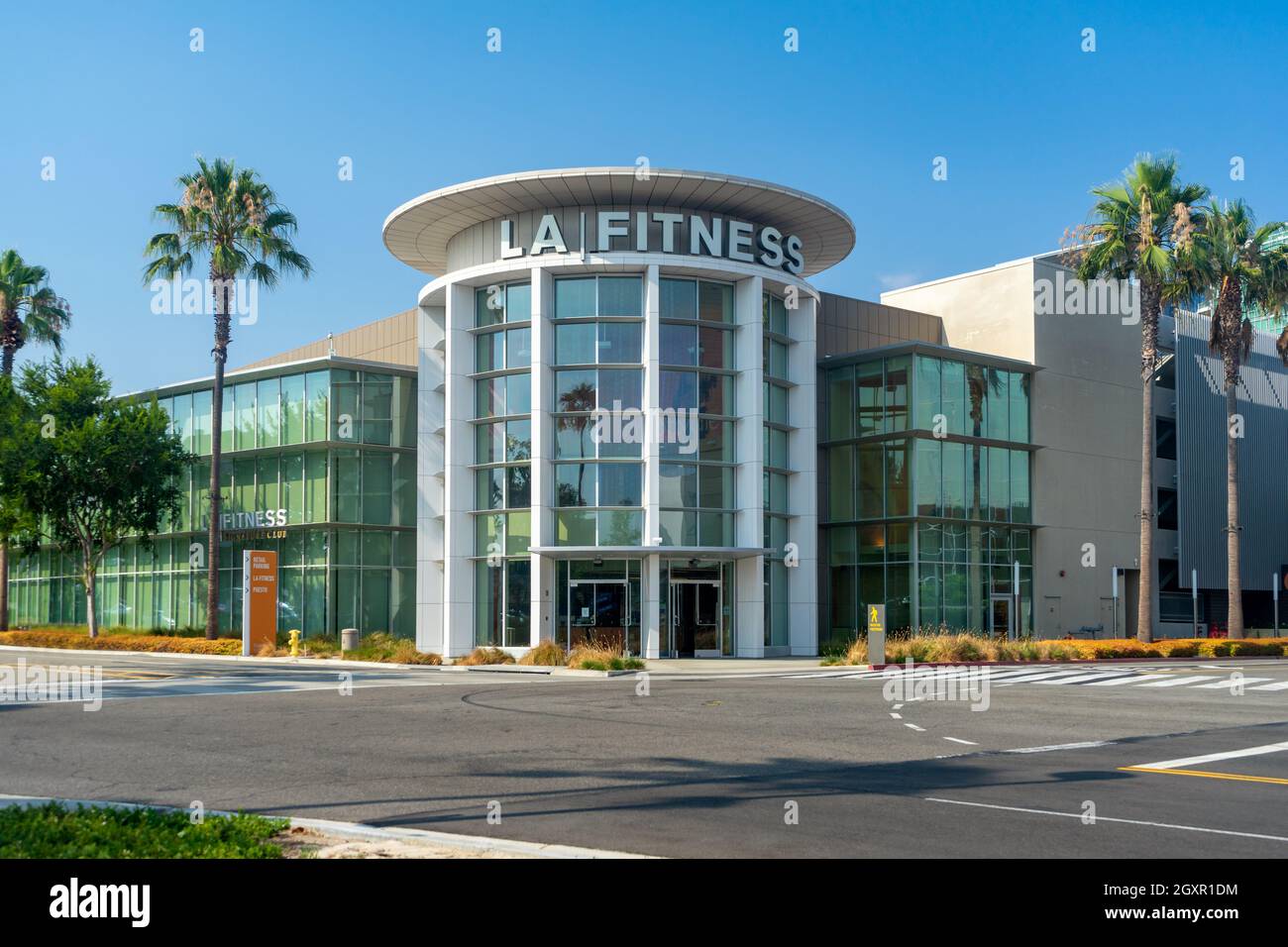 Irvine, CA, USA – 16 août 2021 : vue sur la rue du bâtiment LA Fitness dans la communauté prévue d'Irvine, Californie. Banque D'Images